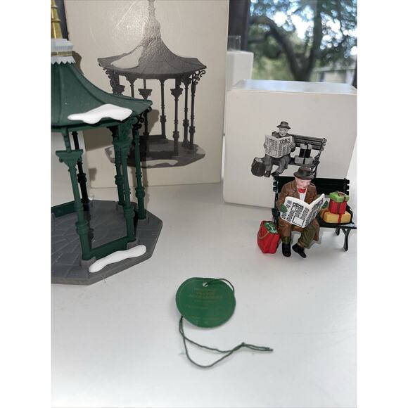 Dept 56 Heritage Town Square Gazebo #5513-1 & Rest Ye Merry Gentleman - Picture 9 of 9